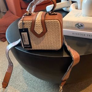 Box hand and shoulder bag in new with tag firm
